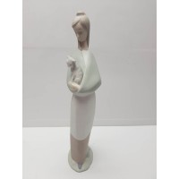 Figura Decorativa Porcelana Señora y Gato
